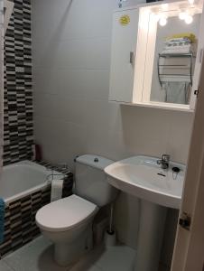 ein weißes Bad mit einem WC und einem Waschbecken in der Unterkunft Apartamento en Puerto de Mazarrón in Puerto de Mazarrón