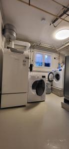 ザンクト・ブラージエンにあるFerienhaus Barbeyの洗濯機と洗濯機付きのランドリールーム