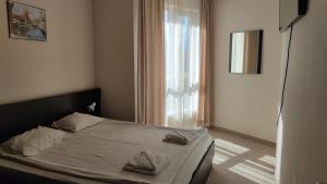 una camera da letto con un letto con due asciugamani sopra di Bansko Ski Apartments in Bansko Royal Towers a Bansko