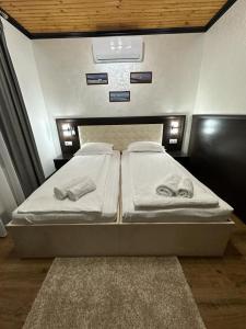- un lit avec 2 serviettes dans une chambre dans l'établissement Готельний комплекс Парламент, Яблуниця, à Yablunytsya