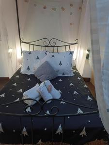a bedroom with a bed with stars on it at Jolie maison de village in Capendu