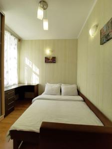um quarto com uma cama grande e lençóis brancos em Двокімнатна квартира в центрі біля готелю Палаццо Мережа Alex Apartments Безконтакнте заселення 24-7 em Poltava