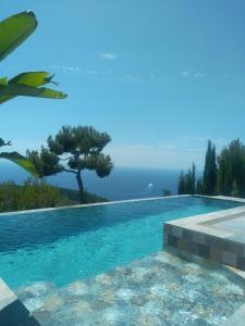 uma piscina com vista para o oceano em A Eze , Bas de villa piscine près de Monaco em Èze