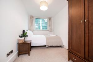 1 dormitorio con cama y ventana en 2 Bed 2 Bath Close to Big Ben en Londres