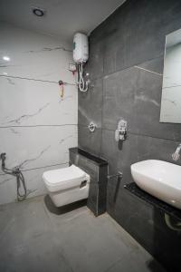 uma casa de banho com um WC e um lavatório em Hotel Suncity em Ahmedabad