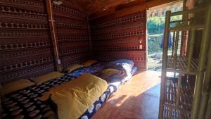 Giường trong phòng chung tại Lũng Mười Homestay