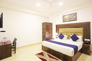 Cama ou camas em um quarto em Hotel De Kiara Near Delhi Airport
