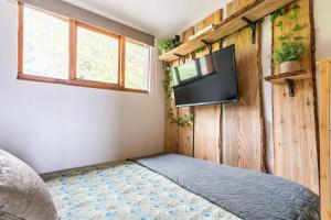 a small room with a tv in a tiny house at Mountain View Lodge in Ludlow