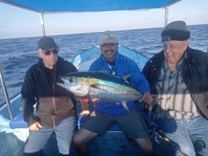 tres personas en un barco con un pez grande en Hotel Vista Mag-Bay, en San Carlos