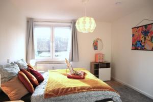 1 dormitorio con cama y ventana en Ferienwohnung #ComicLoft in Gehrden - Wlan - Küche - zentral aber ruhig, en Gehrden