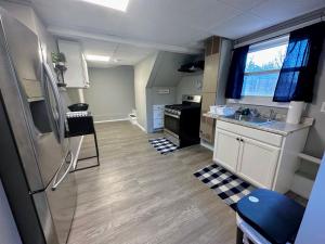 Kitchen o kitchenette sa 7M Budget home in fantastic location, <20 min to Bretton Woods and Cannon!