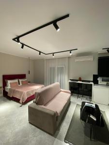 sypialnia z łóżkiem, kanapą i biurkiem w obiekcie City Center Hub w mieście Ksanti
