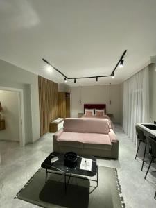 een slaapkamer met een groot bed en een tafel bij City Center Hub in Xanthi