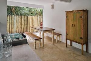 a room with a table and a wooden cabinet at Casa Baleia - Caraíva - 100m da Igreja in Caraíva