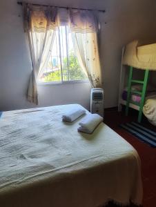 ein Schlafzimmer mit einem Bett mit zwei Kissen darauf in der Unterkunft Depto confortable para 4 Personas in Posadas