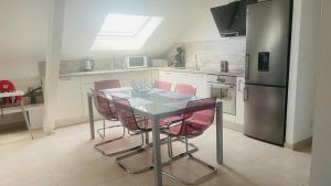 A cozinha ou cozinha compacta de Appartement Bes,, Attique neuf avec confort