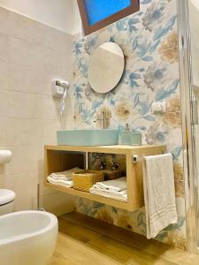 a bathroom with a sink and a mirror at Casa vacanza Il Mandarino in Viagrande