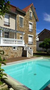 een huis met een zwembad voor een huis bij Villa Les Capucines in Vaires-sur-Marne