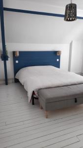 een slaapkamer met een bed met een blauwe en witte muur bij Villa Les Capucines in Vaires-sur-Marne