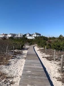 um caminho de madeira na praia com casas ao fundo em 866 Rogers em Waretown