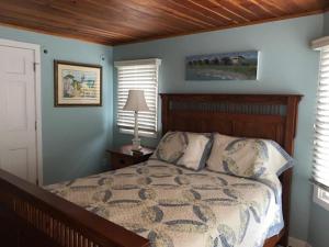 Postel nebo postele na pokoji v ubytování Ocean Front Duplex In Barnegat Light!