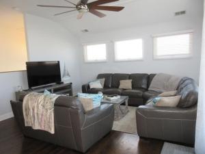 un salon avec un canapé en cuir et une télévision dans l'établissement Single Family On The Ocean Side Block In Brant Beach Very Nicely Appointed!, à Brant Beach