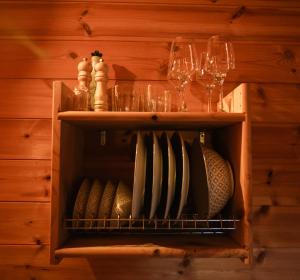 un armario de madera con copas de vino y copas de vino en Τετραπολις Wellness Farm, 