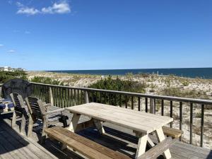 Afbeelding uit fotogalerij van Amazing Views! 2Nd Floor Oceanfront Duplex in Beach Haven