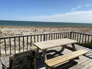 Afbeelding uit fotogalerij van Amazing Views! 2Nd Floor Oceanfront Duplex in Beach Haven