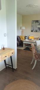 ein Wohnzimmer mit einem Bett und einem Tisch in der Unterkunft Maison de vacances in Bias