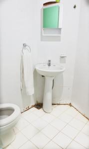 ein weißes Bad mit einem Waschbecken und einem WC in der Unterkunft Depto confortable para 4 Personas in Posadas