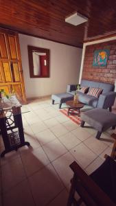 ein Wohnzimmer mit Sofas und Ziegelwand in der Unterkunft Depto confortable para 4 Personas in Posadas
