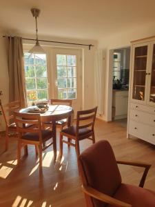 cocina y comedor con mesa y sillas en Denkmal-Ferienhaus in Dresden-Hellerau mit Sauna und Kamin, en Dresden
