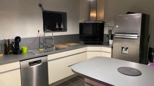 Cuisine ou kitchenette dans l'établissement La maison du Bougainvillier 10 personnes