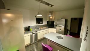 Cuisine ou kitchenette dans l'établissement La maison du Bougainvillier 10 personnes