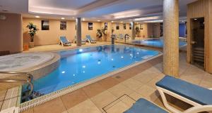 una gran piscina en un hotel con spa en Pensjonat Crosna SPA, en Krościenko nad Dunajcem