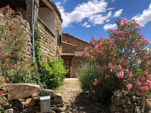 Κήπος έξω από το Maison de hameau avec vue imprenable et piscine