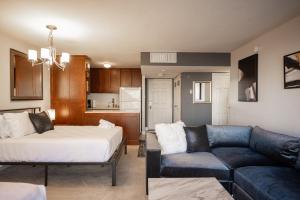 ein Wohnzimmer mit einem Sofa und einem Bett in der Unterkunft Stay Together Suites in Las Vegas
