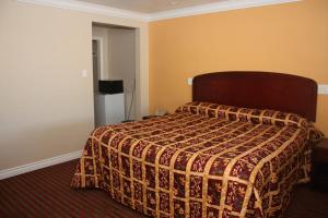 Postel nebo postele na pokoji v ubytování A-1 Budget Motel