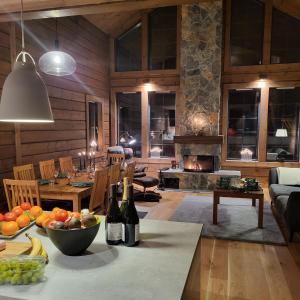 sala de estar con mesa y botellas de vino en Idre Mountain Lodge, en Idre