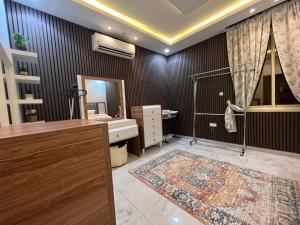 La salle de bains est pourvue d'un lavabo et d'un miroir. dans l'établissement شقه فاخرة بالنرجس بالقرب من المطار, à Riyad