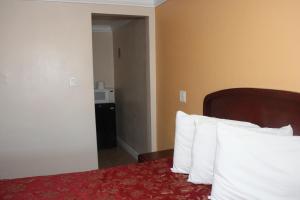 Postel nebo postele na pokoji v ubytování A-1 Budget Motel