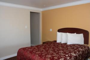Postel nebo postele na pokoji v ubytování A-1 Budget Motel
