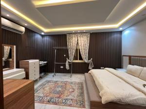 1 dormitorio con 1 cama grande y baño en شقه فاخرة بالنرجس بالقرب من المطار, en Riad