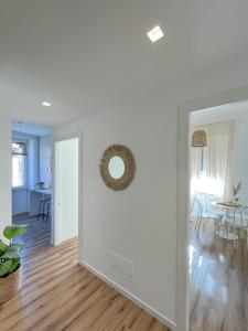 un salon avec des murs blancs et une table avec des chaises dans l'établissement Grazioso appartamento al Pigneto, à Rome