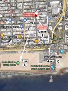 um mapa de um parque de estacionamento com placas e edifícios em 4 SantaMonica De Lux em Los Angeles