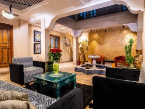 een woonkamer met een bank en een tafel bij Riad La Croix Berbere De Luxe in Marrakesh