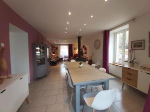 cocina y comedor con mesa y sillas en Chambre d'hôte Le Clos d'Audio à Riols, en Riols