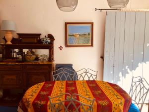 a bedroom with a bed with a red and yellow blanket at La maison Vigne Vierge in Lagrasse