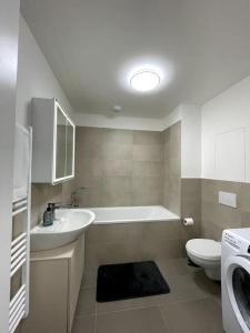 ブラチスラヴァにあるSkyNest B204のバスルーム(バスタブ、洗面台、トイレ付)